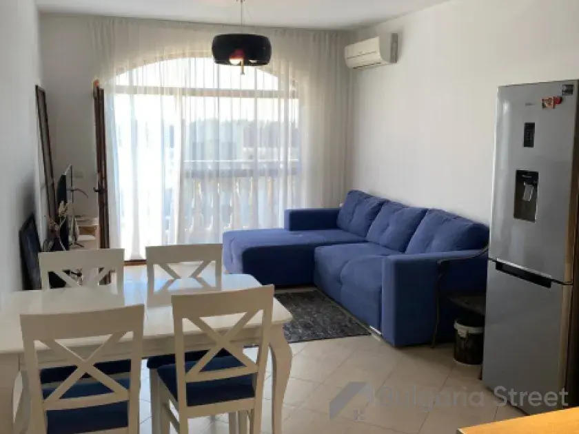 stół obiadowy, lodówka, sofa rozkładana