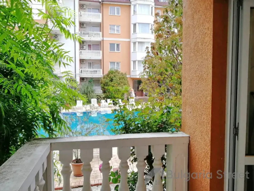 Balkon z widokiem na basen