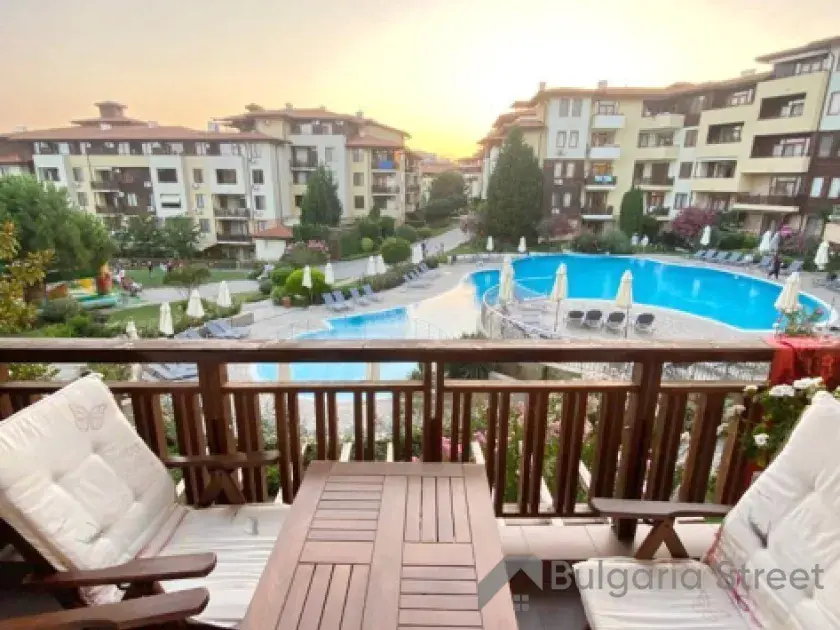 Widok na basen z tarasu
