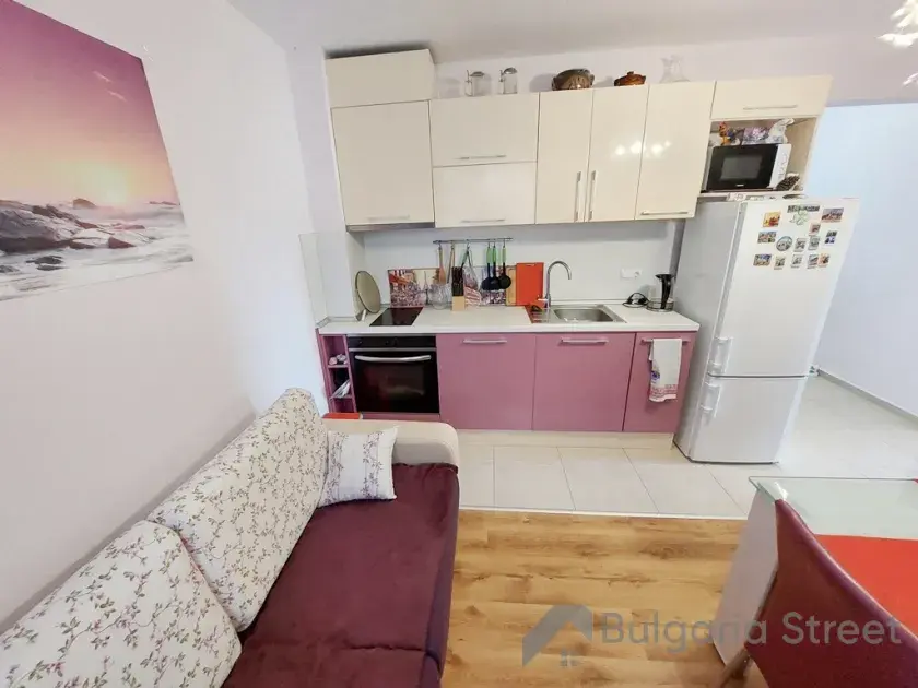 sofa rozkładana, aneks kuchenny