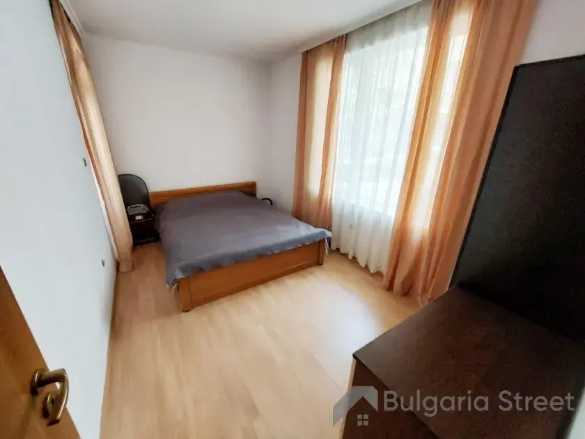 lozko i szafa w sypialni