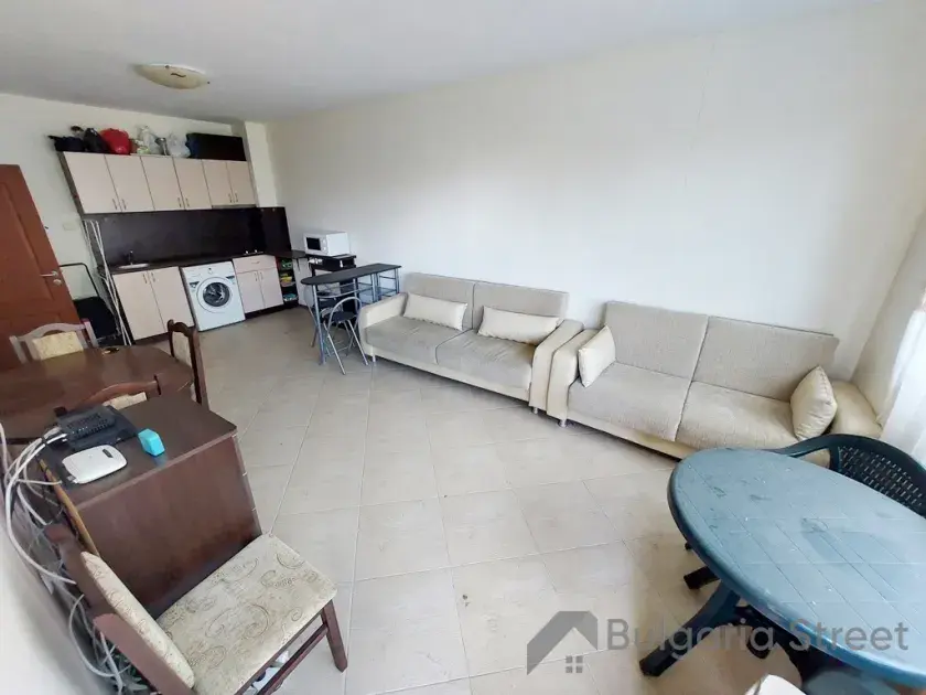 sofa, stół, aneks kuchenny