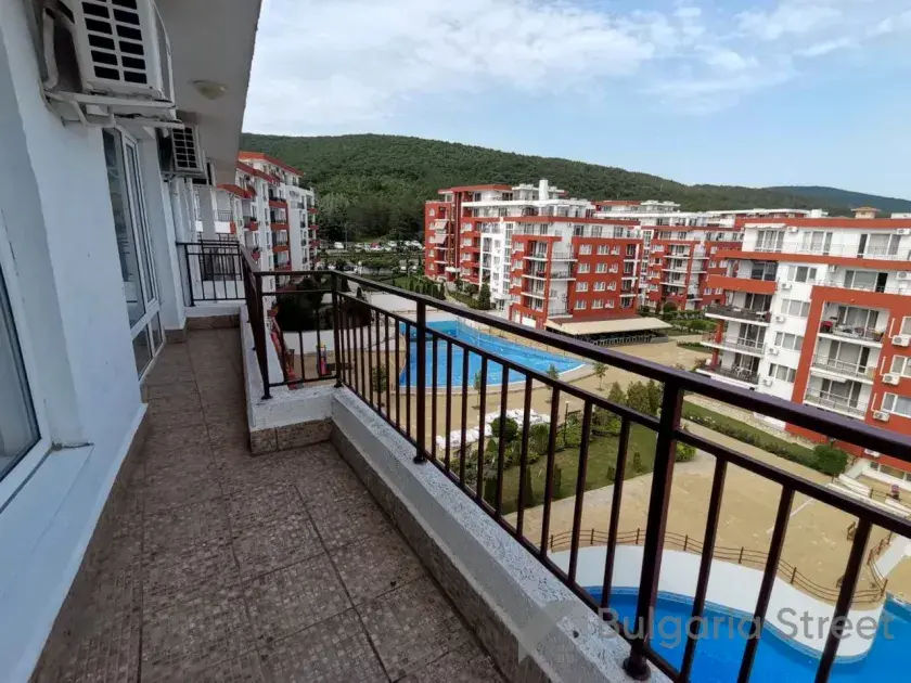 widok na basen z tarasu
