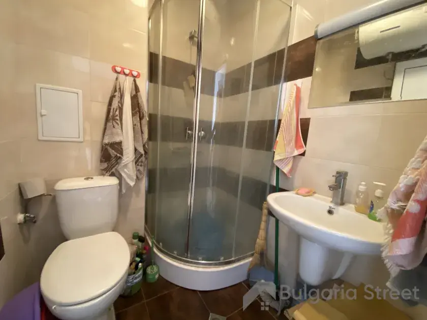 kabina prysznicowa i toaleta