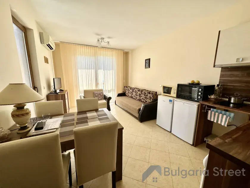 Sofa i stół z krzesłami