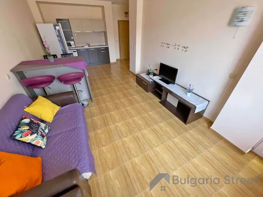 Sofa, telewizor, stół z krzesłami