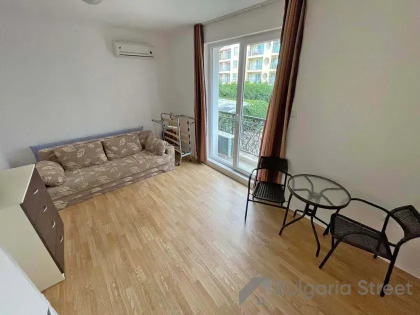 sofa, stolik z krzesłami
