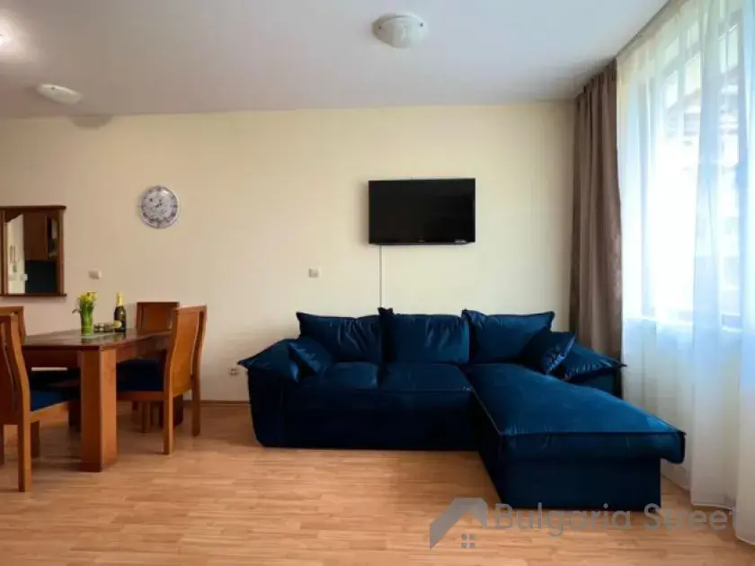 Sofa, stół z krzesłami