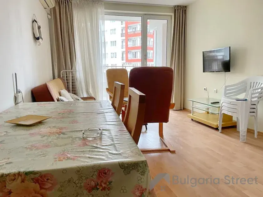 Przedpokój stół z krzesłami i telewizor