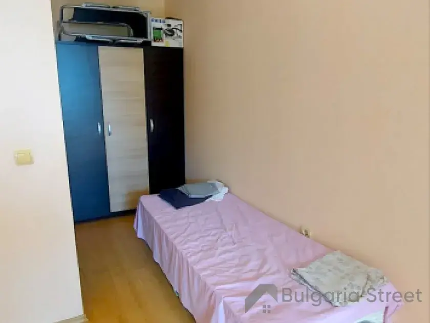 Łóżko i szafa