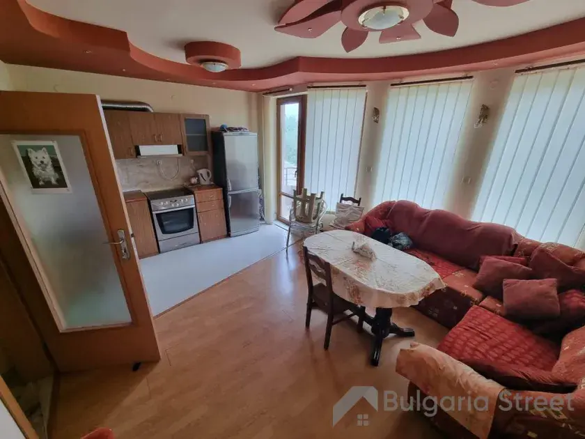 Sofa i stół z krzesłami