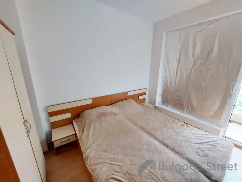 szafa, łóżko w sypialni