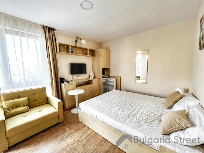 sofa, lozko, aneks kuchenny, telewizor