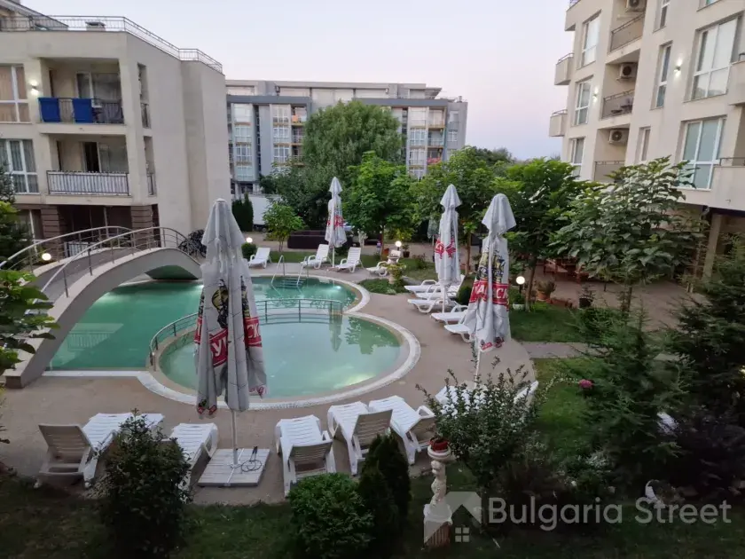 Mostek nad basenem