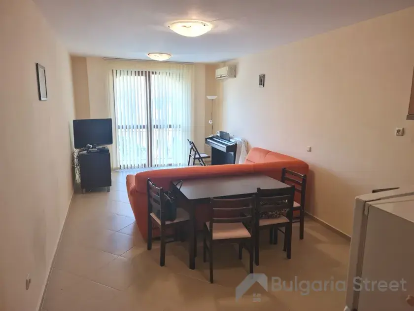 Sofa i stół z krzesłami