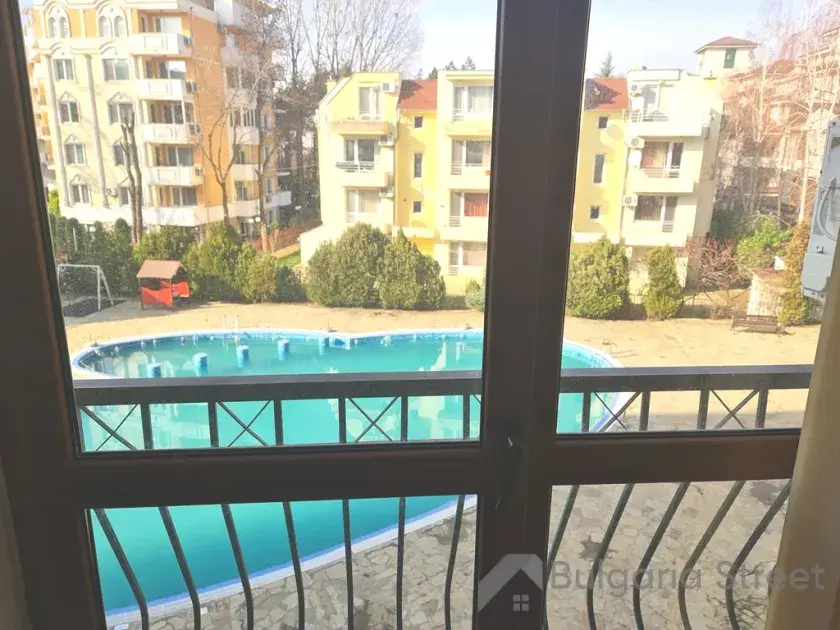 Widok na basen z tarasu