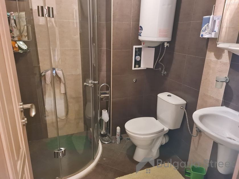 Łazienka z kabiną prysznicowa I toaleta