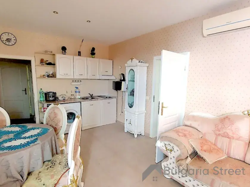 Sofa, stół z krzesłami, lodówka, aneks Kuchenny