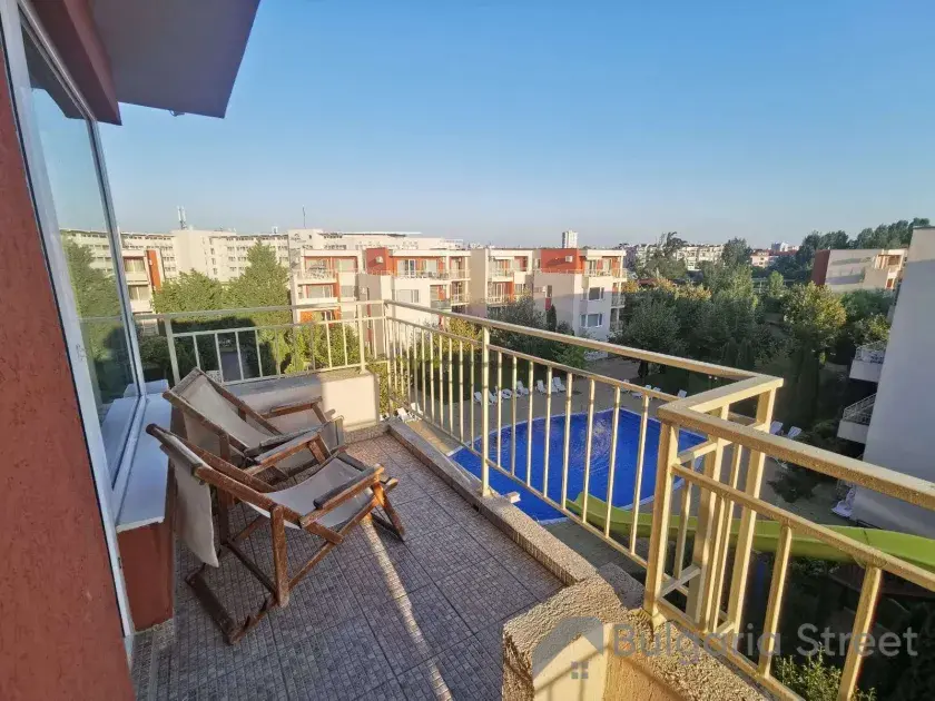 widok na basen z tarasu