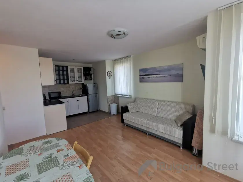 salon z sofa i szafa