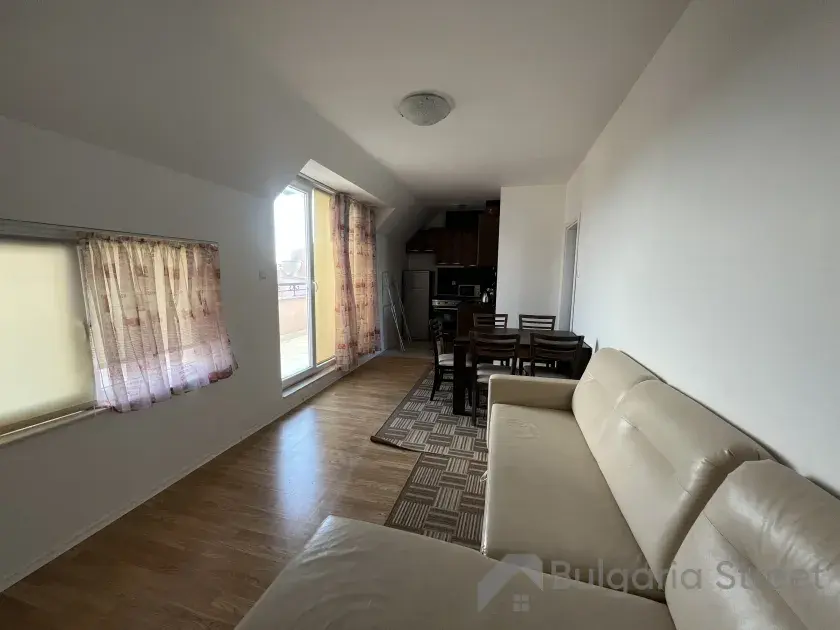 sofa, stolik z krzeslami