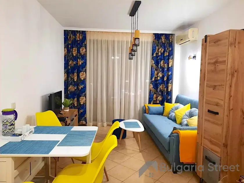 Stół z krzesłami, sofa, szafa