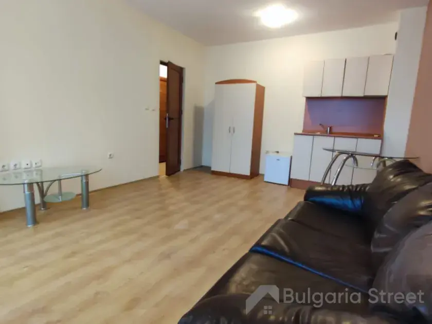 sofa, stolik, aneks kuchenny