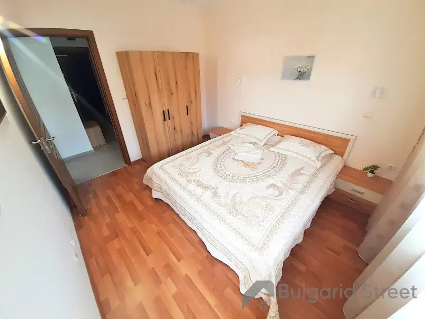 Łóżko i szafa w sypialni