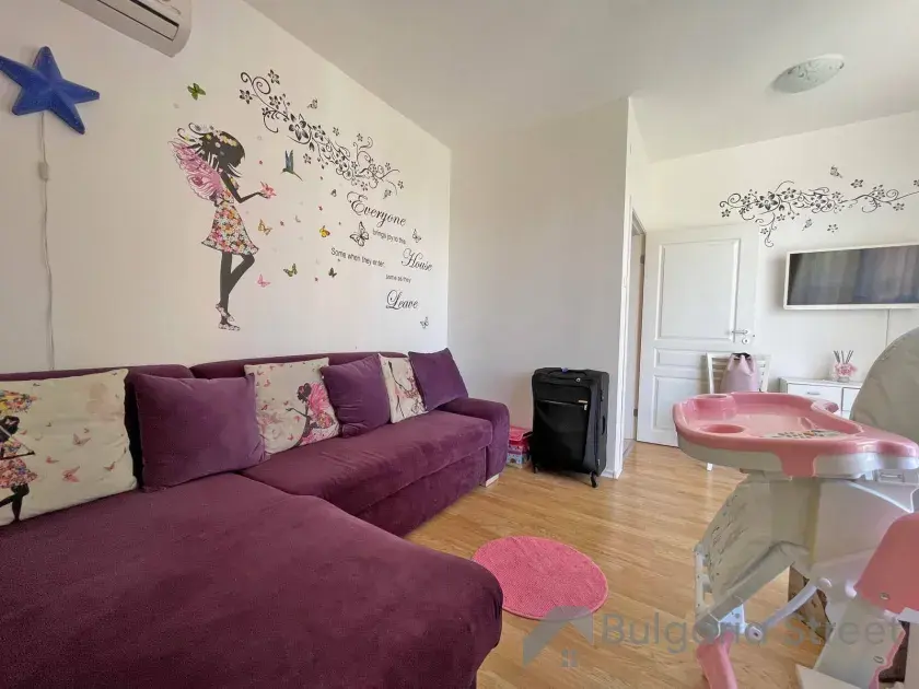 sofa, stolik