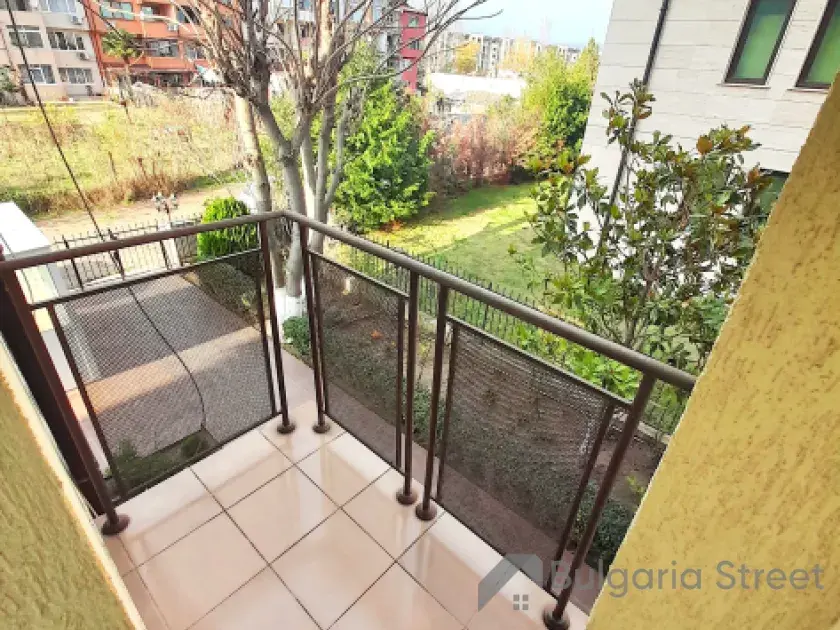 Balkon z widokiem na teren