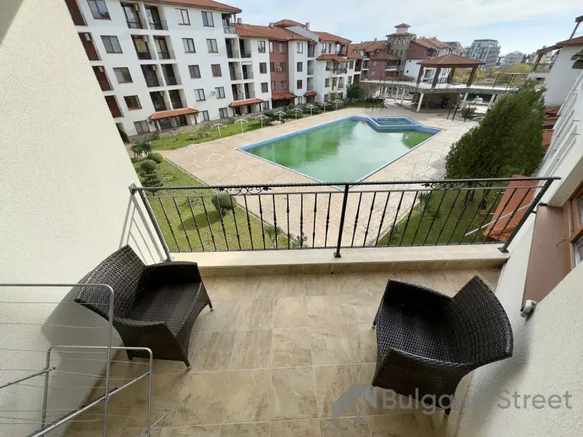 balkon z widokiem na basen