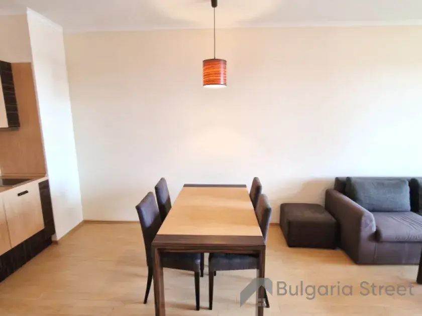 aneks kuchenny, stół obiadowy, krzesła, sofa