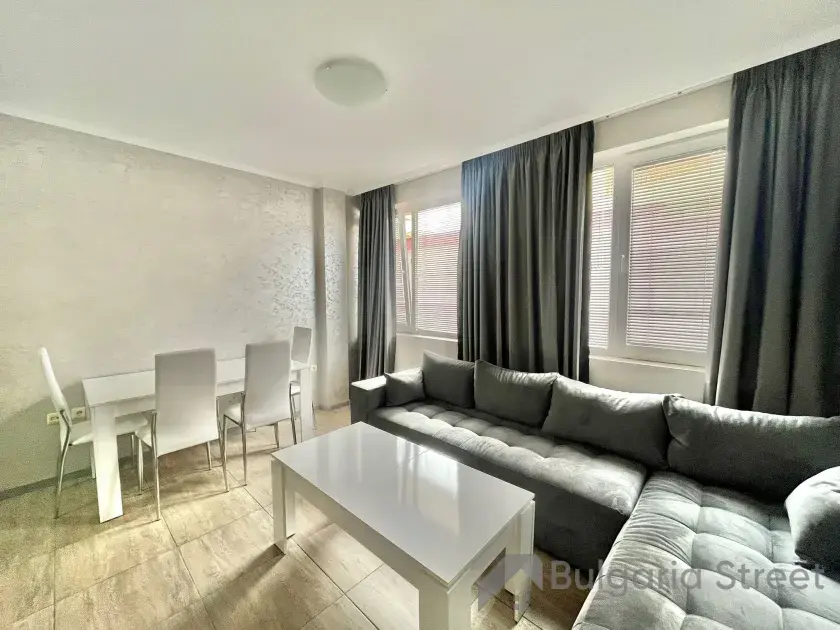 stół, krzesła, sofa