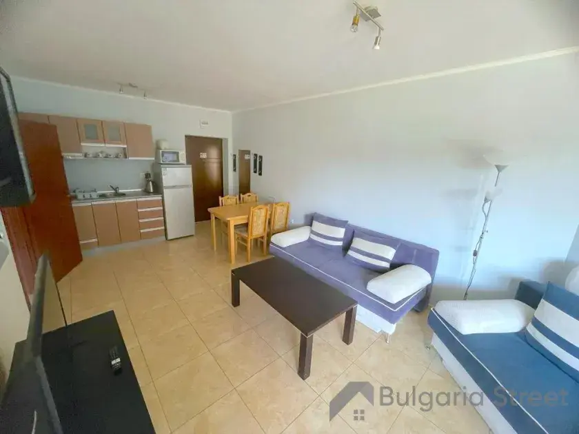 aneks kuchenny, sofa, stolik, krzesła