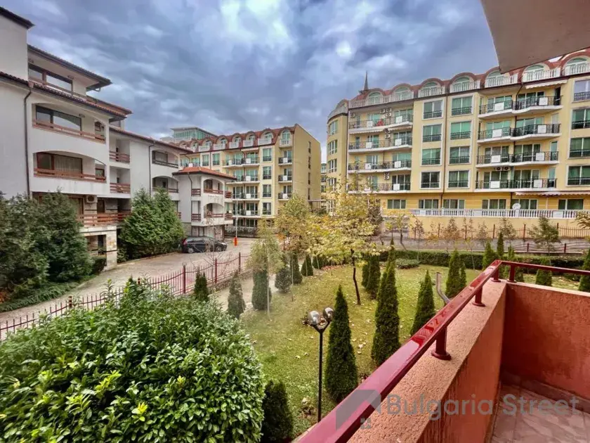 Balkon z widokiem na teren zielony