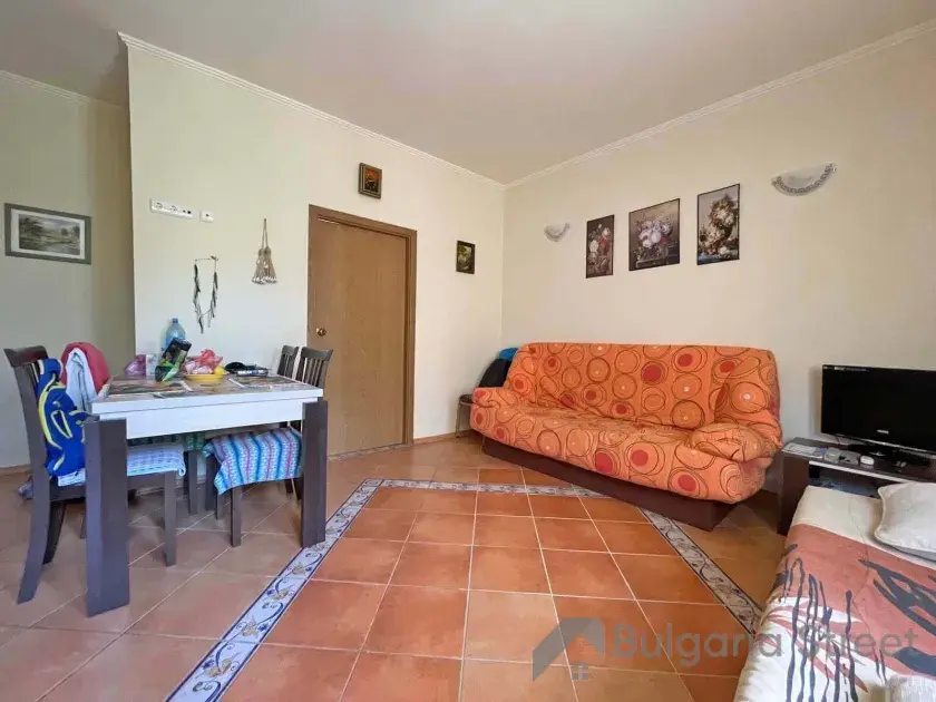 Sofa i stół z krzesłami