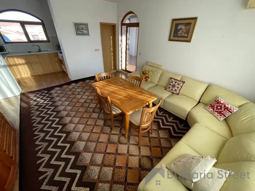 sofa, stolik, krzesła