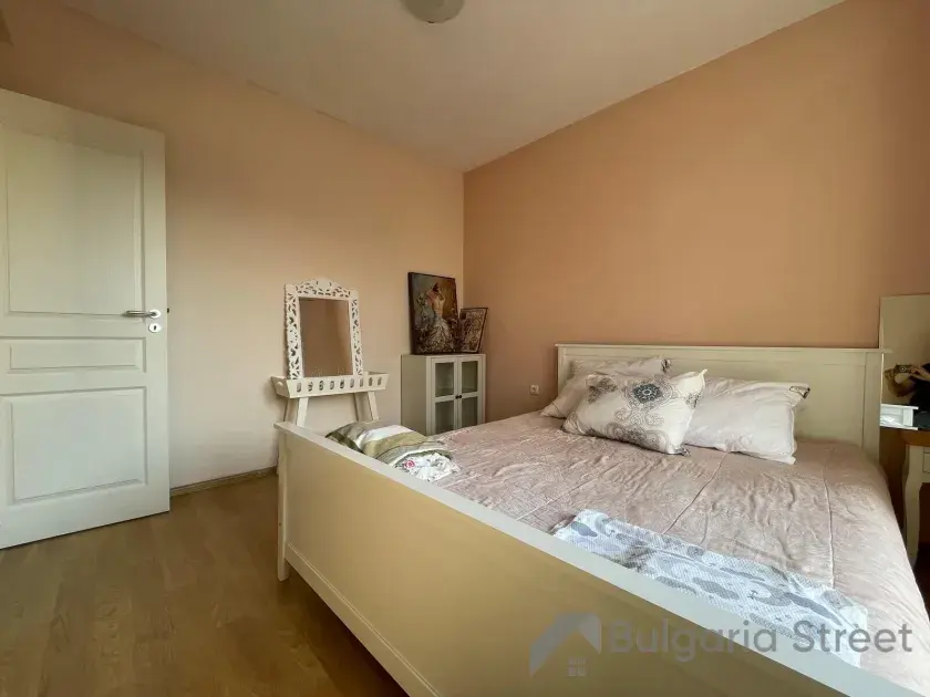 Łóżko małżeńskie w sypialni