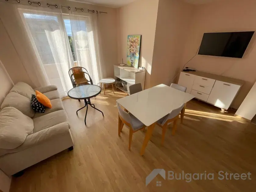 Sofa, telewizor w pokoju