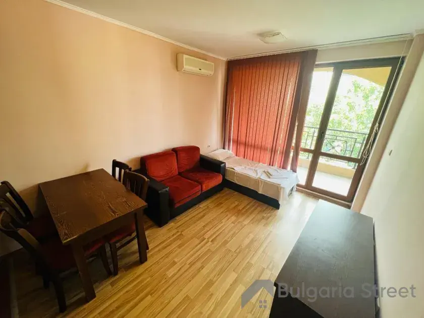 stół z krzesłami, sofa