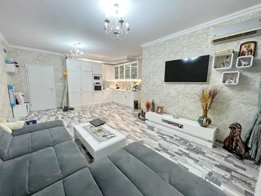 Duża sofa i telewizor