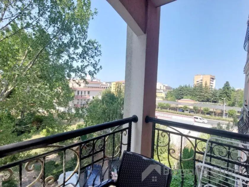 Taras z widokiem na park