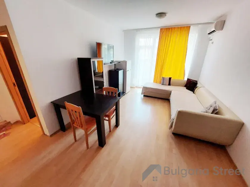 sofa, stół z krzesłami