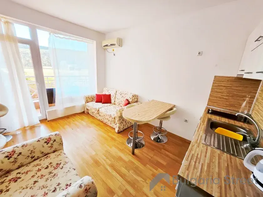 aneks kuchenny, stolik, sofa