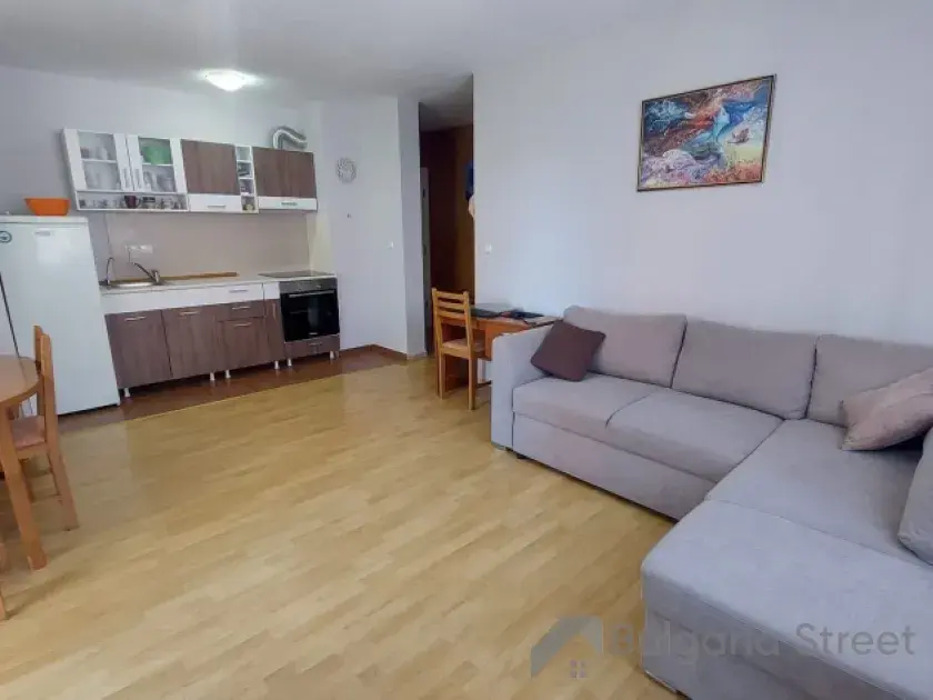 Stół z krzesłami i duża sofa