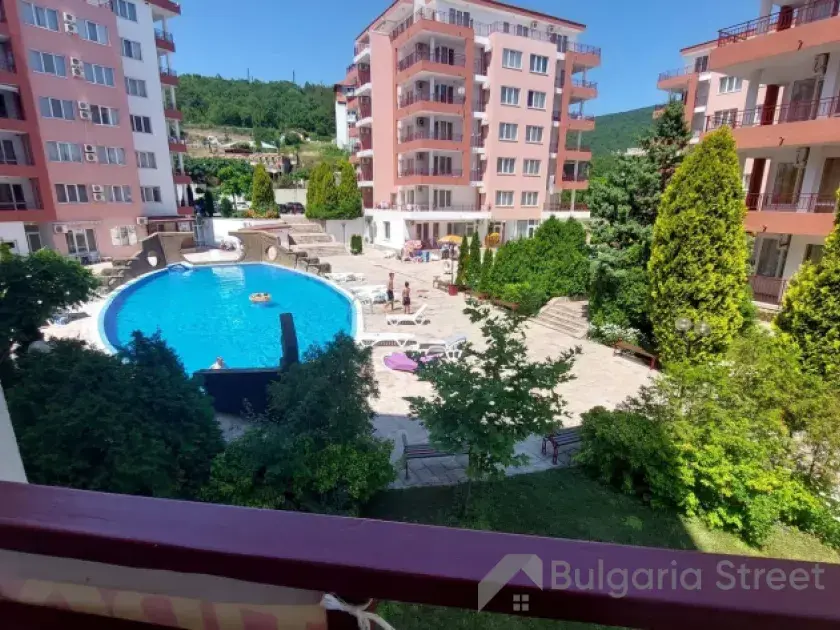 Widok na basen z tarasu