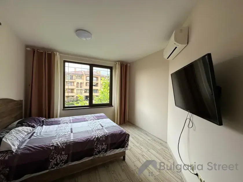 Łóżko w sypialni i telewizor