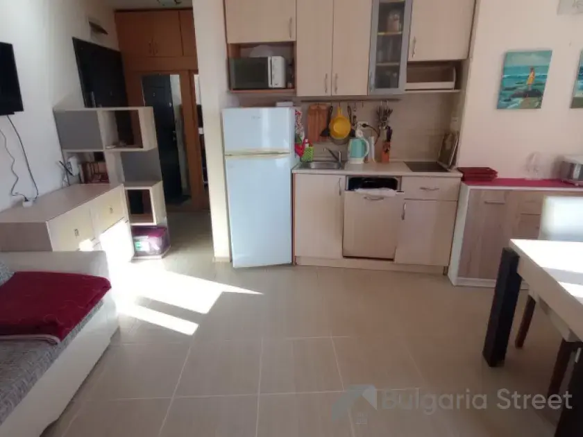 aneks kuchenny, sofa, stół z krzesłami