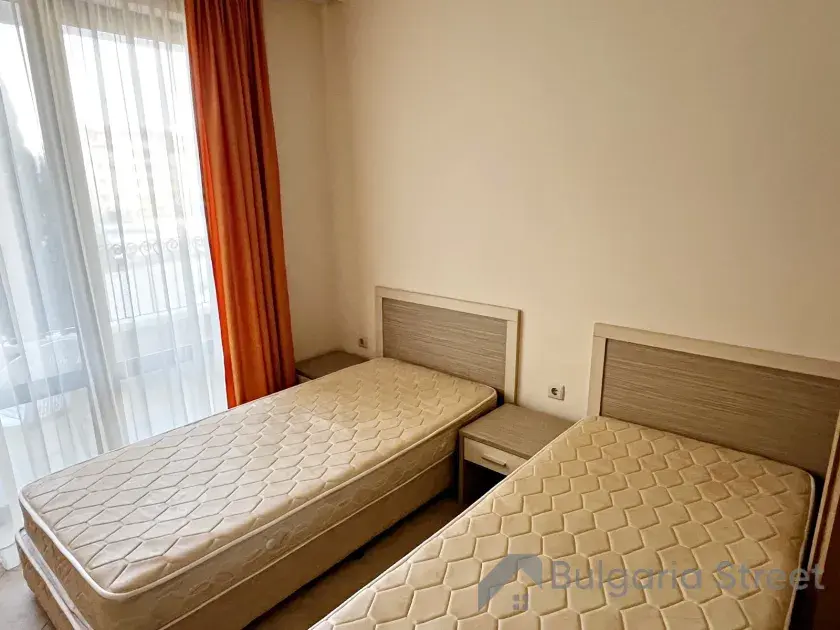 dwa łóżka pojedyńcze w sypialni
