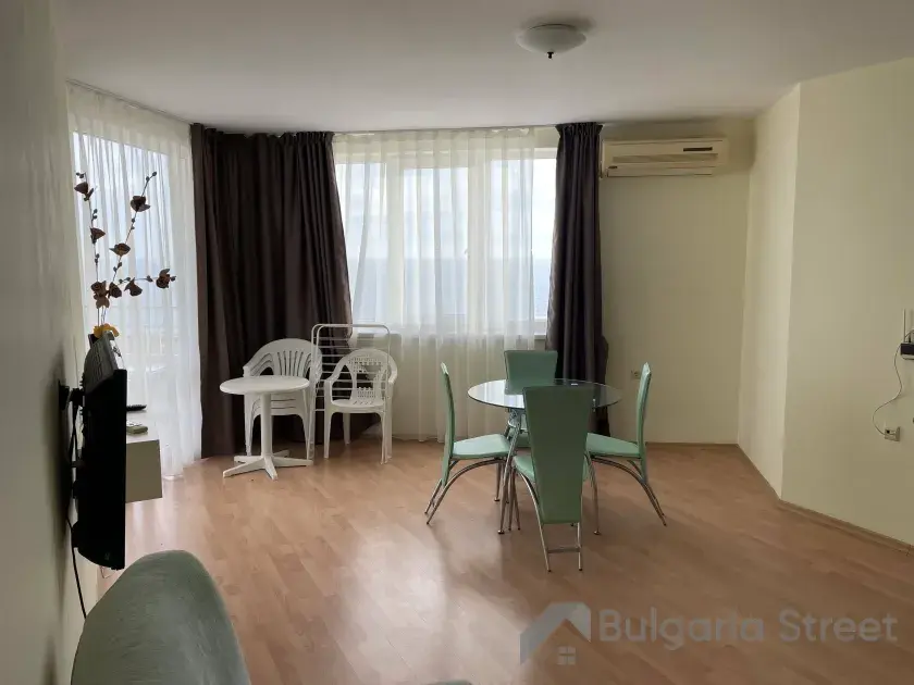 salon. stół z krzesłami